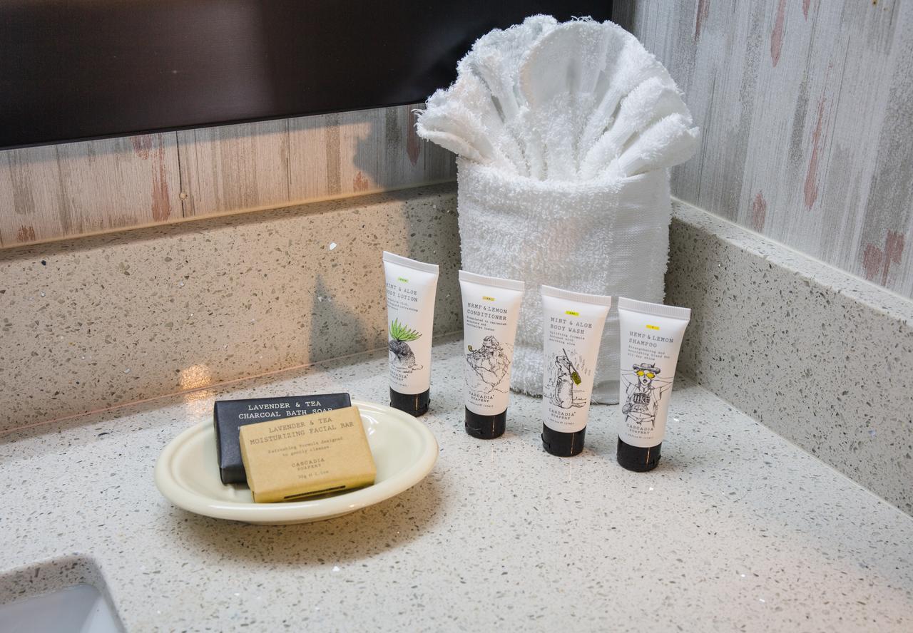 Bridgeway Inn & Suites - Portland Airport Грешам Екстериор снимка